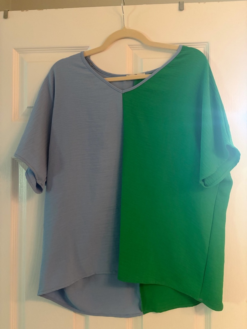 entro Two-Tone Blue and Green V-Neck Short Sleeve Top